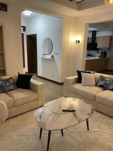 Sala de estar con 2 sofás y mesa de centro en Sultan Palace Beach Home- Ahsan en Mombasa