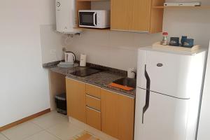 uma cozinha com um frigorífico branco e um micro-ondas em Hornera Lagos - Moderno, amplio y luminoso em Rosário