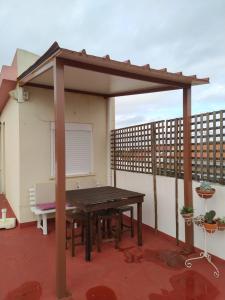 einem Holzpavillon auf einem Balkon mit einem Picknicktisch in der Unterkunft Casa da Adega in Quinta do Anjo