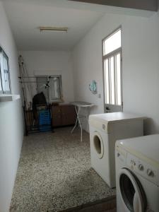 キンタ・ド・アンジョにあるCasa da Adegaのランドリールーム(洗濯機、テーブル付)