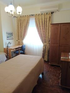 キンタ・ド・アンジョにあるCasa da Adegaのベッドと窓が備わるホテルルーム