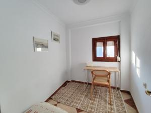 a small room with a table and a chair at Casa Soledad in Vejer de la Frontera