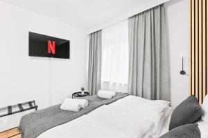 sypialnia z dużym łóżkiem ze ścianą w obiekcie Nähe Hauptbahnhof, für zwei, Kingsize Bett, Netflix w mieście Pforzheim