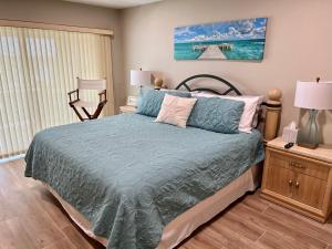 1 dormitorio con 1 cama con edredón azul en 1200-602 Enjoy Relaxing Bayfront Bliss, en Sarasota