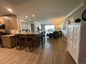 cocina y sala de estar con barra y bar en 1200-602 Enjoy Relaxing Bayfront Bliss, en Sarasota
