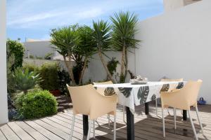een tafel en stoelen op een patio met palmbomen bij Casa Molinar in Palma de Mallorca