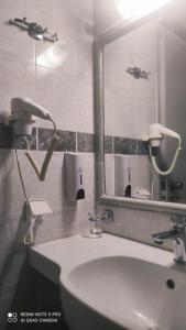 Koupelna v ubytování Apollon Hotel