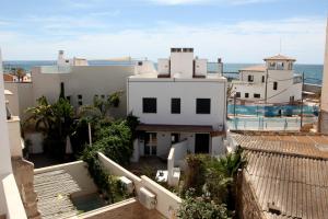 een luchtzicht op een wit gebouw en de oceaan bij Casa Molinar in Palma de Mallorca