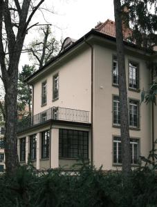 皮耶什佳尼的住宿－AnnaVila，白色的房子,上面设有阳台