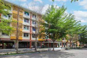 an empty street in front of a building at OYO Life 93405 Montong Are Residence in Tjakranegara