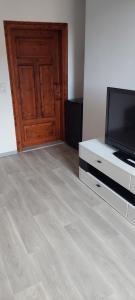 a living room with a television and a door at Zu Hause auf Zeit bei Marion in Bobbau