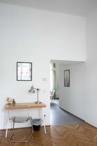 a desk in a room with a white wall at Das Quartier in Klagenfurt