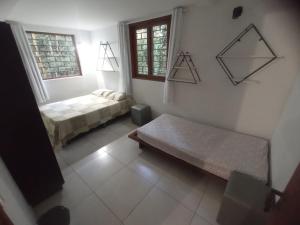 Zimmer mit einem Bett und einer Bank in der Unterkunft Casa da Floresta in Lavras