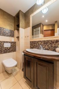 a bathroom with a sink and a toilet at Apartament RatuszLove - 2 osobne sypialnie, z widokiem na Ratusz - by SpaceApart in Jelenia Góra