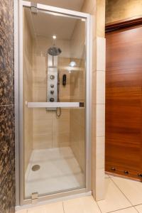 a walk in shower with a glass door in a bathroom at Apartament RatuszLove - 2 osobne sypialnie, z widokiem na Ratusz - by SpaceApart in Jelenia Góra