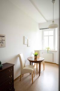 sala de estar con mesa, silla y escritorio en Das Quartier, en Klagenfurt