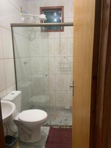 un bagno con un water e un lavandino di Pouso nossa senhora das merces a Tiradentes