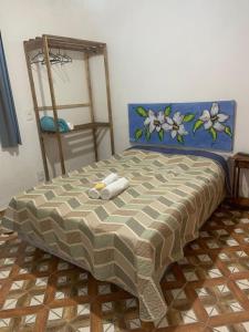 un letto con due asciugamani sopra in una stanza di Pouso nossa senhora das merces a Tiradentes