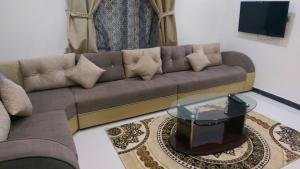 un soggiorno con divano e tavolo di Zamman Amman ad Amman