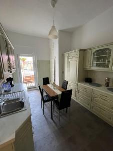 a kitchen with a table and chairs in a kitchen at Modernes, großes City Appartement 95 qm in Meuselwitz