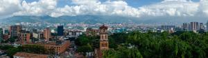 uma vista para uma cidade com uma torre de relógio em Hotel Torre Poblado em Medellín