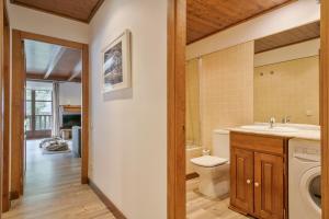 A bathroom at Luderna - Apartamento Val de Ruda B1 Morèdo