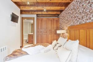 A bed or beds in a room at Luderna - Apartamento Val de Ruda B1 Morèdo