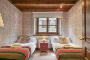 A bed or beds in a room at Luderna - Apartamento Val de Ruda B1 Morèdo