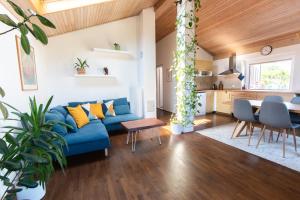 uma sala de estar com um sofá azul e uma mesa em Bivalvia Apartments em Koper