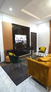 TV a/nebo společenská místnost v ubytování SHORTLETMART Guest House