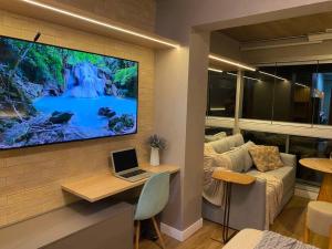 TV a/nebo společenská místnost v ubytování Flat de Luxo em Pinheiros Faria Lima