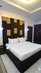 Postel nebo postele na pokoji v ubytování SHORTLETMART Guest House