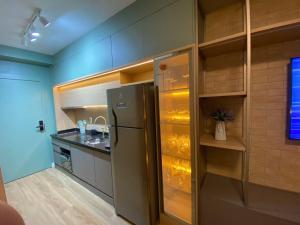 uma grande cozinha com um frigorífico num quarto em Flat de Luxo em Pinheiros Faria Lima em São Paulo