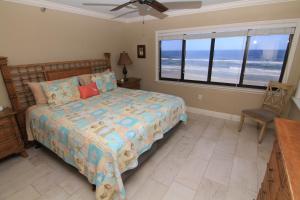 Schlafzimmer mit einem Bett und Meerblick in der Unterkunft Direct oceanfront with stunning corner views and pool access! in New Smyrna Beach