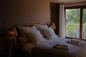 um quarto com uma cama com duas toalhas em Hotel Hort De Fortunyo em Arnes