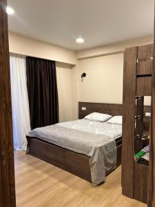 1 dormitorio con cama y ventana grande en BAKURIANI INN 439, en Bakuriani