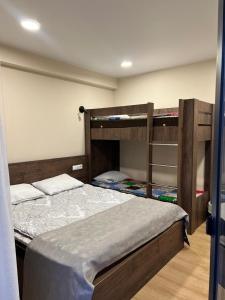 מיטה או מיטות קומותיים בחדר ב-BAKURIANI INN 439