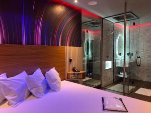 um quarto com uma cama grande e um chuveiro em Motel Prestige Pinda em Pindamonhangaba