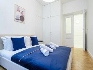 A bed or beds in a room at Helle Wohnung mit Designer-Renovierung