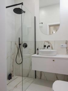 A bathroom at Helle Wohnung mit Designer-Renovierung
