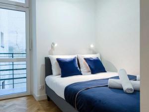 Una cama o camas en una habitación de Helle Wohnung mit Designer-Renovierung