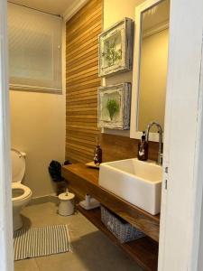 a bathroom with a sink and a toilet at Casa de veraneio com deck em Passa Terra, Ilha Grande in Angra dos Reis