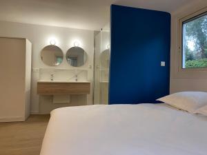 een slaapkamer met een groot bed en een blauwe deur bij Sea and Sun in Saint-Raphaël