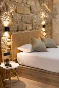 Schlafzimmer mit einem Bett und einem Tisch in der Unterkunft HGB CATHEDRAL in Alicante