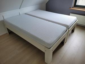 un lit dans une chambre avec un matelas dans l'établissement Holiday Home Friesland near the Wadden Sea with Wifi and 3 Bedrooms, à Tzummarum 17 autres photos