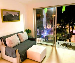sala de estar con sofá y ventana grande en Encantador apartamento en pozos colorados, en Santa Marta