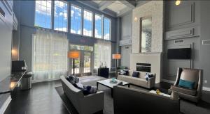 sala de estar amplia con 2 sofás y TV en Comfortable Apartment with Pool Gym & other Amenities #2306, en Woburn