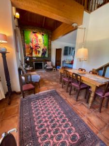 jadalnia z drewnianym stołem i krzesłami w obiekcie Casa Gelasio Private Pool 