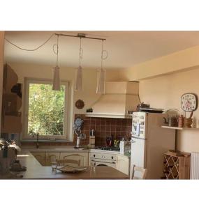 una cucina con frigorifero bianco e finestra di Villa Greta a Ponti