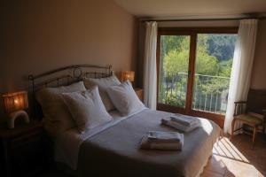 - une chambre avec un lit et une grande fenêtre dans l'établissement Hotel Hort De Fortunyo, à Arnés